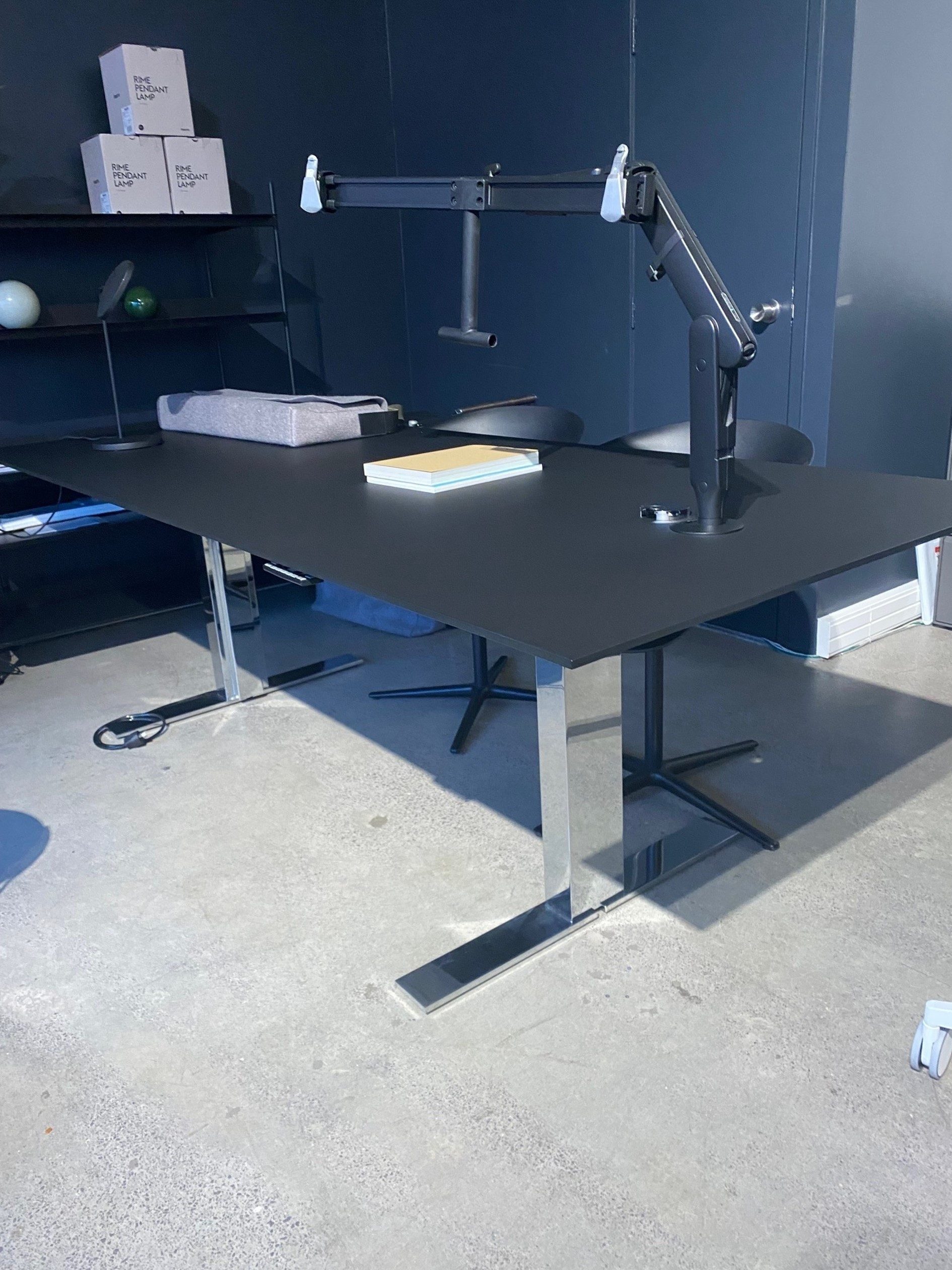 Exec V Fixed height desk