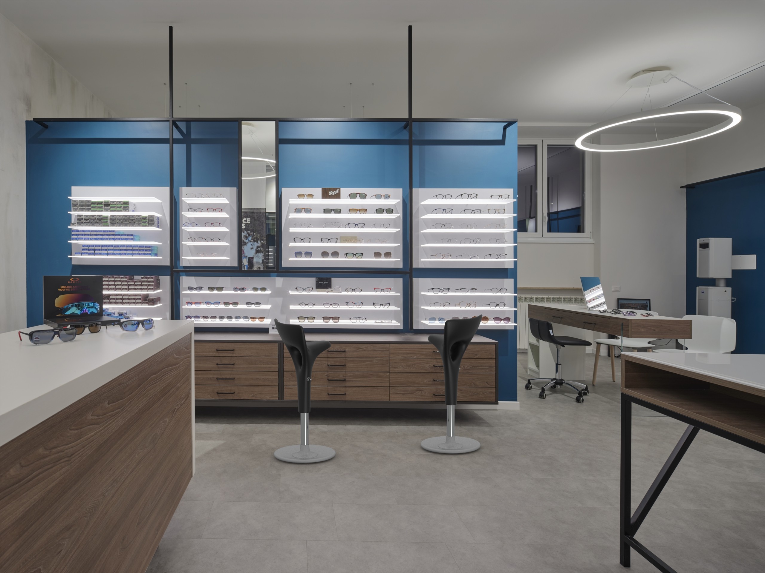 Cowboy Pivoting Stool