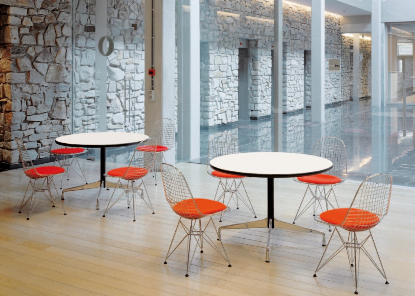 Eames Universal base