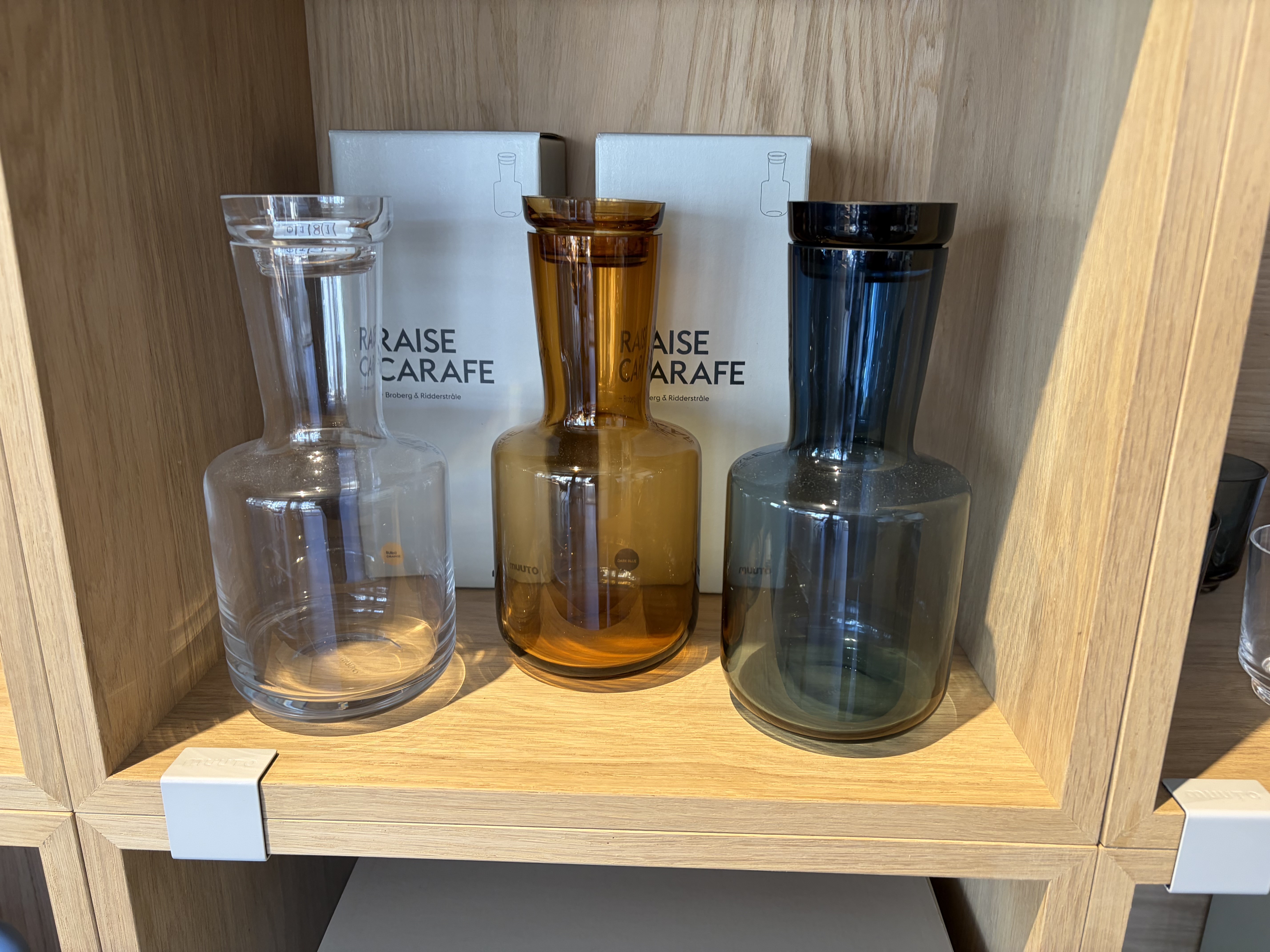 Raise carafe + glasses