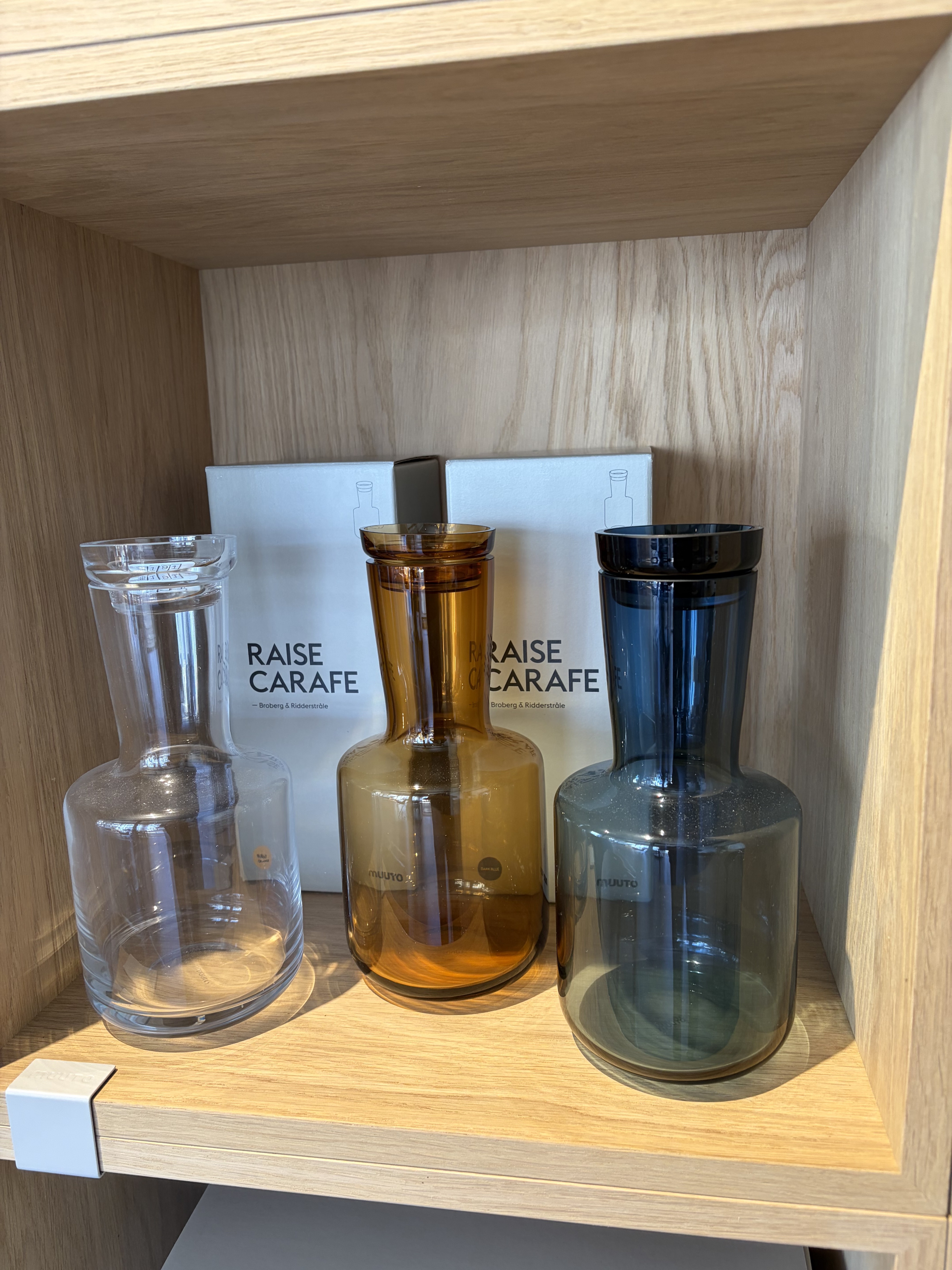 Raise carafe + glasses